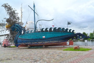 KALININGRAD, RUSSIA - 08 Temmuz 2020: Dünya Okyanusu Müzesi topraklarında eski Rus kalesi Yılan Gorynych. Rusça metin - müze sergisi girilmiyor!