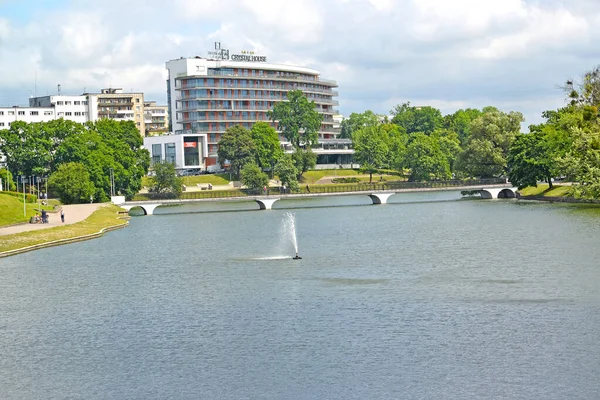 KALININGRAD, RUSSIA - 02 Temmuz 2020: Bulutlu bir yaz gününde Lower Pond ve Crystal House Hotel manzarası