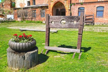 Shaaken Kalesi 'nin topraklarında utanç verici bir sütun, 13. Yüzyıl. Kalininingrad bölgesi