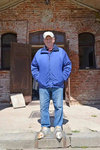 Elderly Man Stands Foot Knight Armor Shaaken Castle Xiii Century — Stock Photo, Image