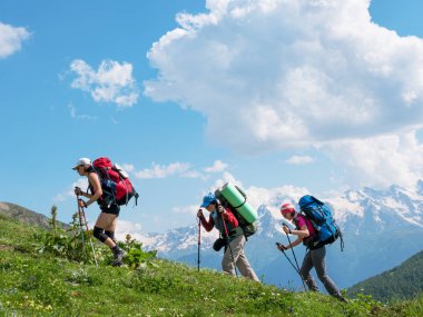 dağlarda hiking ağır sırt çantaları kızlarla