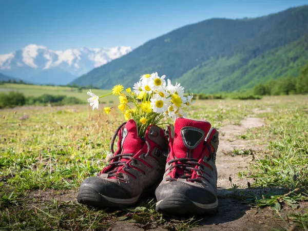 登山靴和山景观 — 图库照片