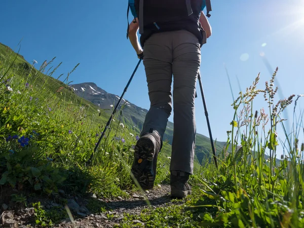 Mulher Caminhadas Nas Montanhas — Fotografia de Stock