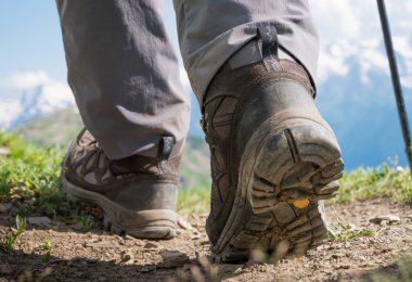 adam dağlarda hiking
