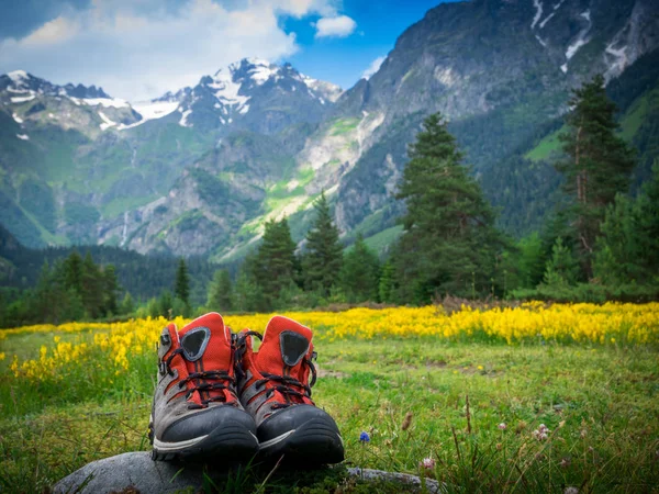 Botas Senderismo Montañas Paisaje — Foto de Stock