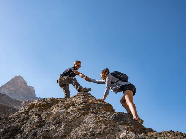 Aiutare Gli Escursionisti Mano Coppia Montagna — Foto Stock