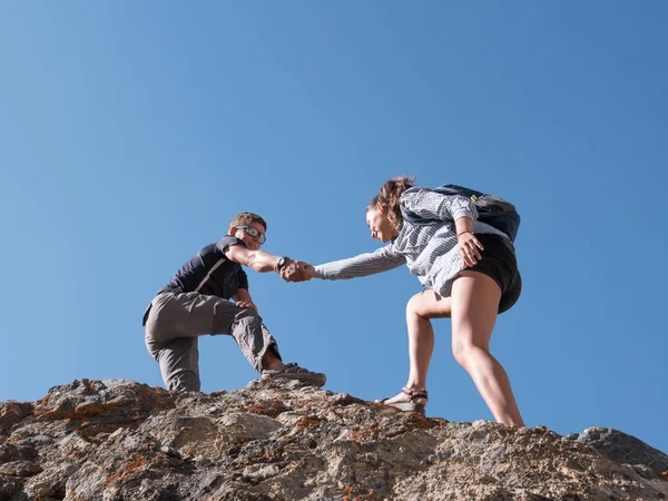 Ajudando Caminhantes Casal Mão Montanhas — Fotografia de Stock