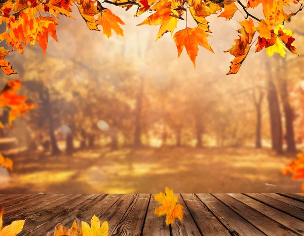 Holztisch Mit Orangefarbenen Blättern Herbst Hintergrund — Stockfoto