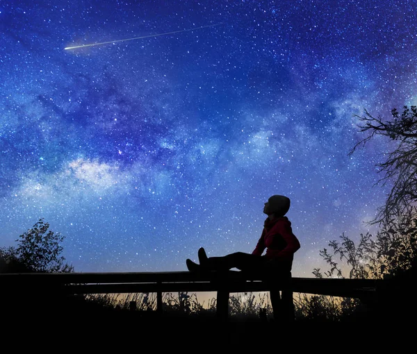 Mädchen Beobachtet Die Sterne Nachthimmel — Stockfoto