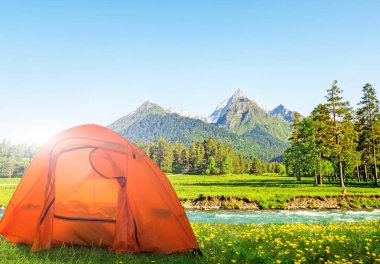 Dağlarda kamp yapan turist çadırı