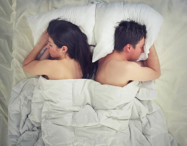 ベッドで横になっているカップル — ストック写真