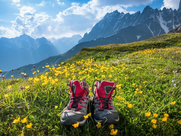 Yürüyüş Botları Dağ Manzarası — Stok fotoğraf
