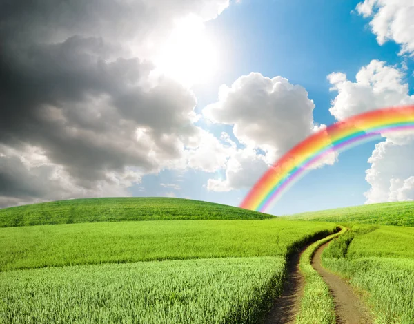 Temné Bouřlivé Mraky Slunce Rainbow Náladové Počasí Krajina — Stock fotografie