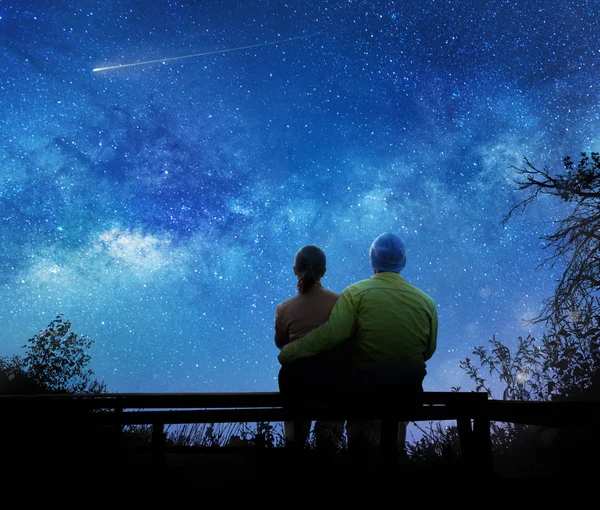 Пара Смотрит Звезды Ночном Небе — стоковое фото