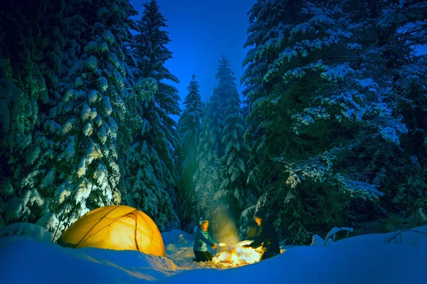 Coppia Campeggio Con Falò Tenda All Aperto Inverno — Foto Stock