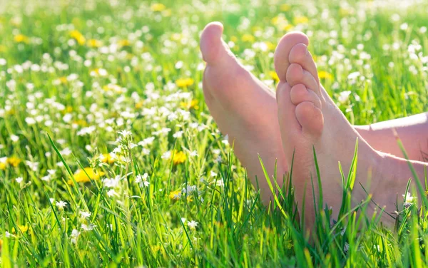 Bahar Çimlerinde Çiçeklerde Çıplak Ayaklar — Stok fotoğraf