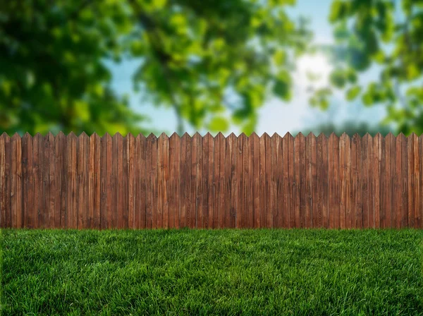 Vår träd i trädgården och trä trädgård staket — Stockfoto
