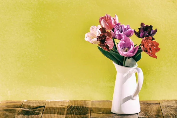 꽃병, 화려한 튤립 꽃 빈티지 백그루에 튤립 꽃다발 — 스톡 사진
