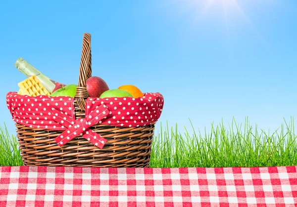 Stół piknikowy pokryty obrusem z kratą i piknikiem — Zdjęcie stockowe