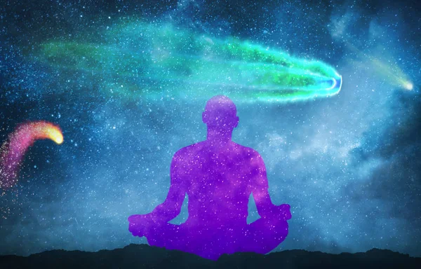 Silhouette des Menschen bei Meditation im Freien in der Nacht — Stockfoto