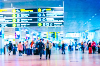 Havaalanı terminali seyahat eden insanların kalabalığı bulanık