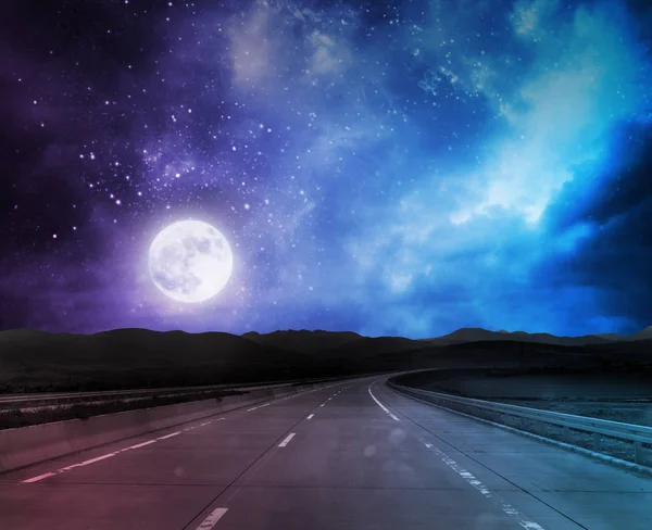 Night Road bakgrund med månen och stjärnor — Stockfoto