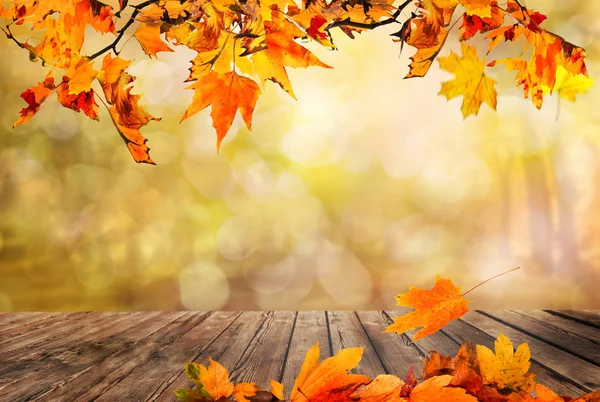 Holztisch mit orangefarbenen Blättern Herbst Hintergrund — Stockfoto