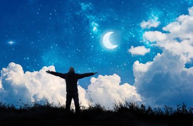 yalnız adam gece gökyüzünde yıldız ve ay izlerken