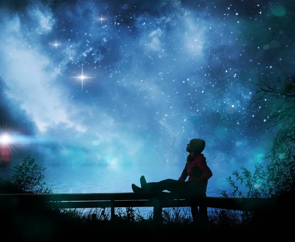 Menina observando as estrelas no céu noturno — Fotografia de Stock