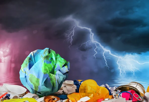 Uma poluição global do lixo de plástico oceânico no planeta — Fotografia de Stock