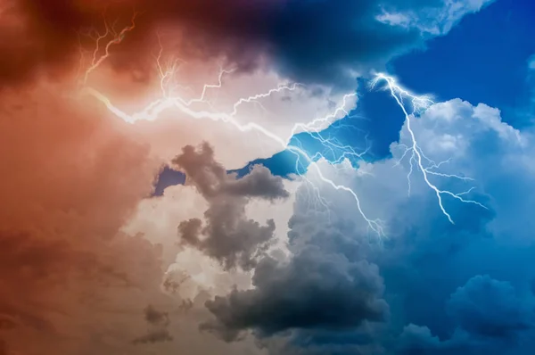 Åskväder Lightning Bolt, stormiga moln — Stockfoto