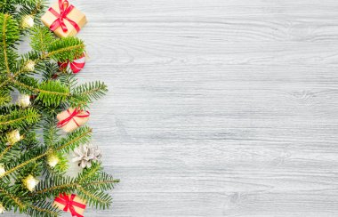 Tahta bir arka planda Noel ağacı