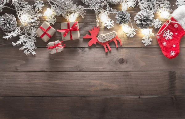 Weihnachten Holz natürliche Dekoration und Lichter breit horizontal — Stockfoto