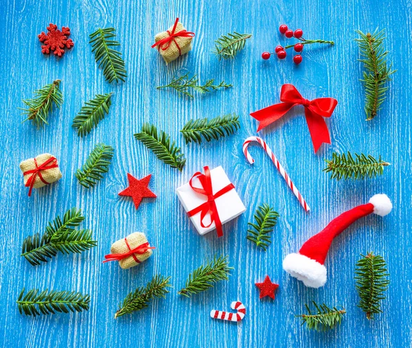 Mavi ahşap zemin üzerinde hediye kutusu olan Noel arkaplanı — Stok fotoğraf