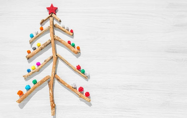 Schrott diy Weihnachtsbaum auf Holz Hintergrund — Stockfoto