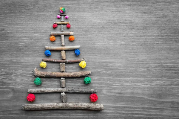 Rottami albero di Natale fai da te su sfondo di legno — Foto Stock