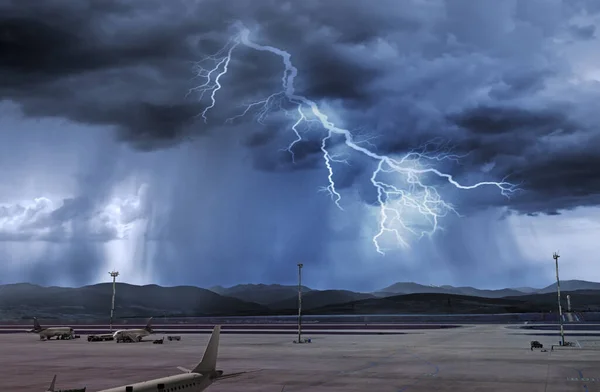 Κακοκαιρία Και Καταιγίδα Κεραυνό Στο Αεροδρόμιο — Φωτογραφία Αρχείου