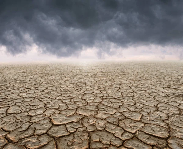 Sporcizia Secca Incrinata Nel Deserto Con Nuvole Drammatiche — Foto Stock