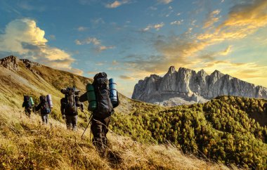 Sonbaharda dağlarda yürüyüş.