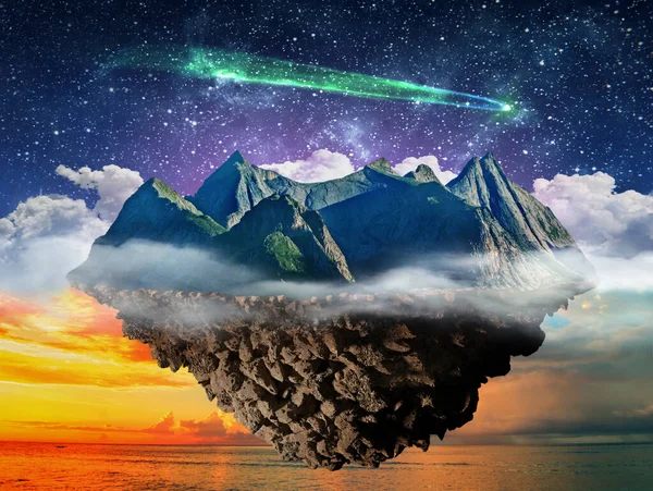 幻想的な夜の風景海の上に浮かぶ山の島彗星と星空 — ストック写真