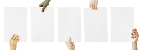 Grupo Misto Com Mãos Segurando Papel Branco Isolado — Fotografia de Stock