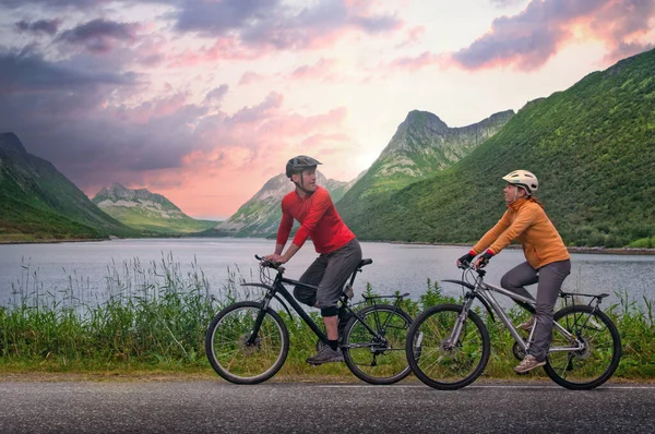 Two Cyclists Relax Biking Outdoors Norway — Stock Photo, Image