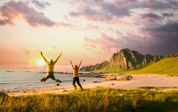 Casal Pulando Praia Noruega — Fotografia de Stock