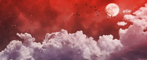 幻想的なハロウィーンの夜空の背景星や月や赤い雲 — ストック写真