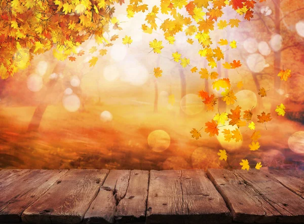 Houten Tafel Met Oranje Bladeren Herfst Achtergrond — Stockfoto