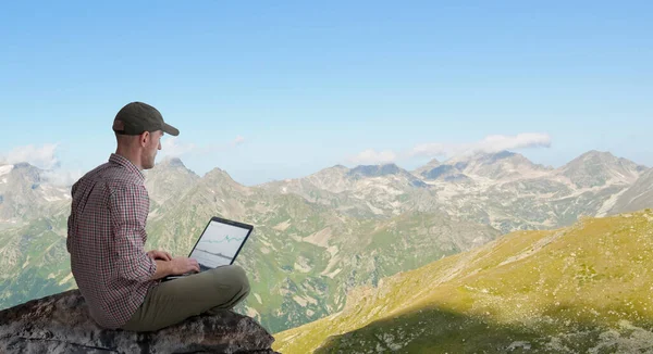 Uomo Che Lavora Remoto All Aperto Con Computer Portatile — Foto Stock