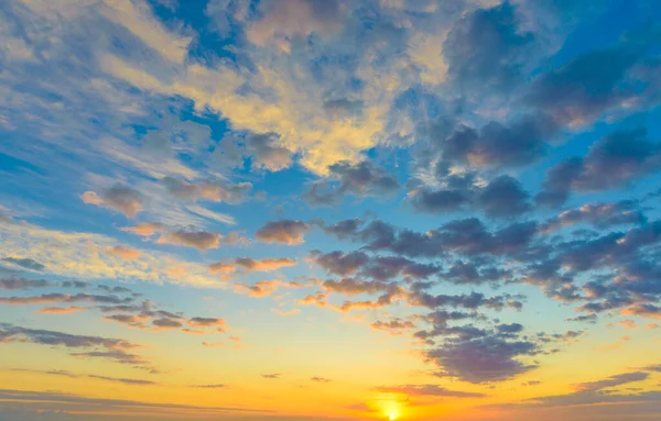 太陽が沈む曇った夕日の風景 — ストック写真