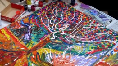 Toplu bir resim çizme süreci. Video sanatı. Resim sanatı.