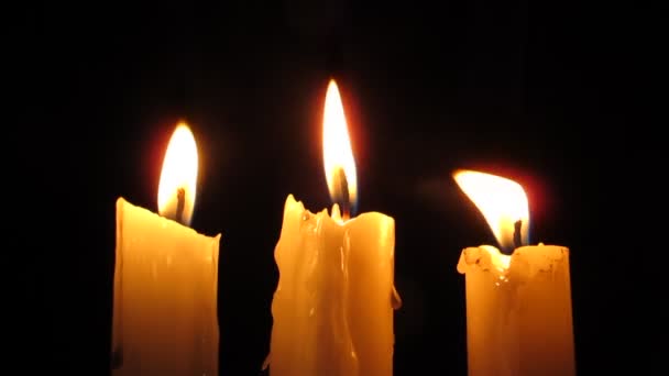 Три Свечи Горят Темноте Темном Фоне Пламя Качнуло Ветру Видео — стоковое видео