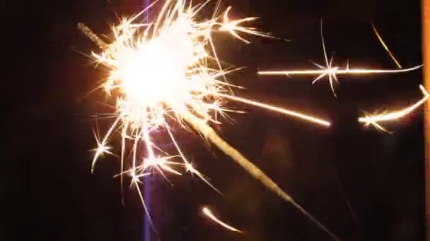 Fuoco Del Bengala Fuochi Artificio Scintille Sfondo Scuro Video — Video Stock